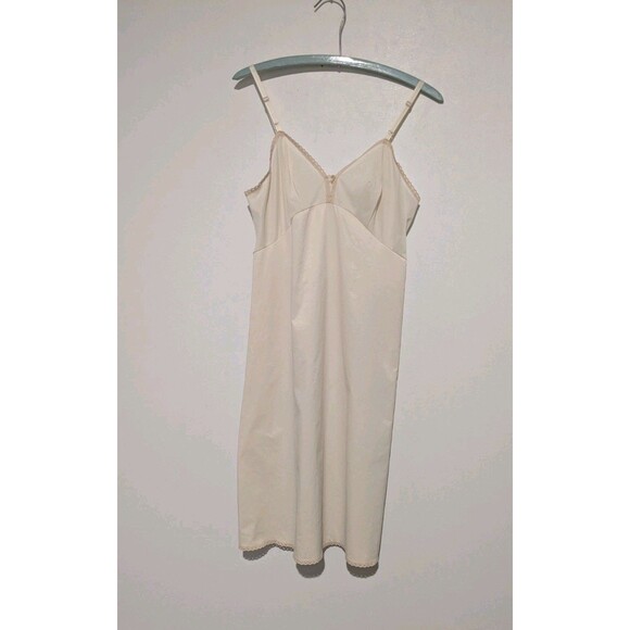 Vintage 70s Vanity Fair Beige Antron Nylon Full Slip Button Lace Trim 32 - Picture 1 of 4